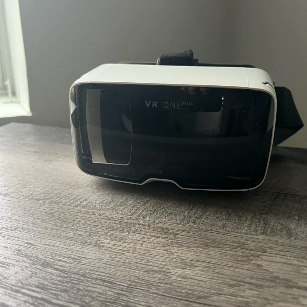 Zeiss VR One Plus virtual reality goggles